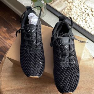 ✨Women’s black mesh runner ✨